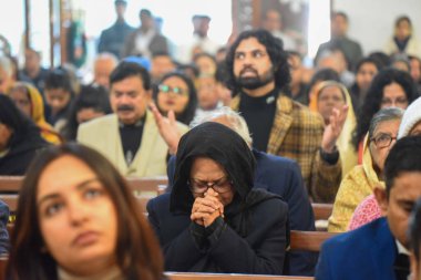 GURUGRAM INDIA 25 Aralık 2024 Hristiyan dindarlar, 25 Aralık 2024 'te Tank Parkı yakınlarındaki sivil hatlarda, Epifani Kilisesi' nde dua ederler. Fotoğraf: Parveen Kumar Hindustan Times