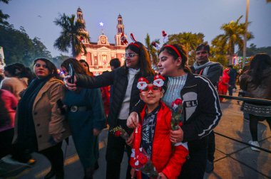 YENİ DELHI INDIA 25 ARALIK 2024 BÖLÜM Kutsal Yürek Katedrali Kilisesi 'nde selfie çeken hayranlar 25 Aralık 2024' te Yeni Delhi 'de Yeni Hindistan Fotoğrafı: Raj K Hindustan Times