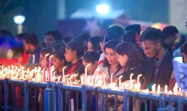 NEW DELHI INDIA 25 ARALIK 2024 Kutsal Yürek Katedrali Kilisesi 'nde mum yakanlar 25 Aralık 2024' te Yeni Delhi 'de Yeni Hindistan' da fotoğraf: Raj K Raj Hindustan Times