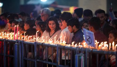 NEW DELHI INDIA 25 ARALIK 2024 Kutsal Yürek Katedrali Kilisesi 'nde mum yakanlar 25 Aralık 2024' te Yeni Delhi 'de Yeni Hindistan' da fotoğraf: Raj K Raj Hindustan Times