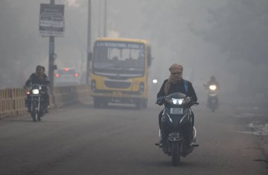 26 Aralık 2024 'te Gurugram Hindistan' da Shiv Mandir yakınlarındaki 10A caddesinde soğuk hava dalgası Hindistan 'ı çok soğuk bir şekilde sarstı. 