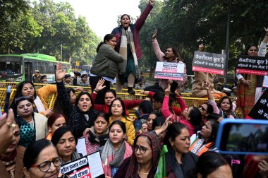 NEW DELHI INDIA 26 Aralık 2024 Delhi BJP Mahila Morcha üyeleri, eski Delhi başbakanı ve AAP ulusal kongre üyesi Arvind Kejriwal 