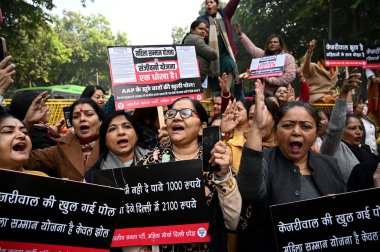 NEW DELHI INDIA 26 Aralık 2024 Delhi BJP Mahila Morcha üyeleri, eski Delhi başbakanı ve AAP ulusal kongre üyesi Arvind Kejriwal 