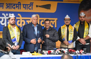 NEW DELHI INDIA 26 ARALIK 2024 AAP Ulusal Kongre Üyesi Arvind Kejriwal ile birlikte Akshay Dilawari Tilak Raj ve Rohit Dalal, 26 Aralık 2024 tarihinde Yeni Delhi Hindistan 'da düzenlenen partiye katılırken spor ve zindelik alanlarıyla ilişkilidirler.