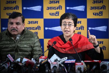 NEW DELHI INDIA 26 Aralık 2024 Delhi Genel Sekreteri Atishi ve Aam Aadmi Partisi milletvekili Sanjay Singh, 26 Aralık 2024 'te Yeni Delhi' de düzenledikleri basın toplantısında Sandeep Dixit ve Farhad Suri 'yi aday olarak gösterdikleri için Kongre' yi eleştirdiler