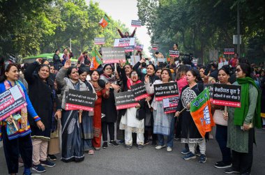 NEW DELHI INDIA 26 Aralık 2024 Delhi BJP Mahila Morcha üyeleri, eski Delhi başbakanı ve AAP ulusal kongre üyesi Arvind Kejriwal 