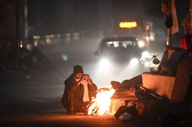 YENİ DELHI INDIA 26 ARALIK 2024 Soğuk bir sabahın erken saatlerinde Yeni Delhi 'deki Patel Nagar' da yoğun bir sis tabakası görüldü. 