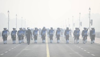 NEW DELHI INDIA 26 ARALIK 2024 Hint Donanması personeli soğuk hava koşulları altında Kartavyapath 'ta 26 Aralık 2024 tarihinde Yeni Delhi Hindistan' da soğuk hava dalgası Hindistan 'ı vurdu.