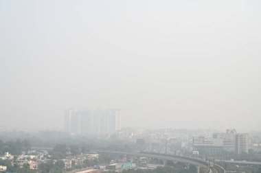 26 Aralık 2024 Noida Hindistan 'da 26 Aralık 2024 günü öğleden sonra yükselen hava kirliliği ve sisli hava nedeniyle gökdelenlerin görüntüsü sisli bir hava dalgası Hindistan' ı vurdu.