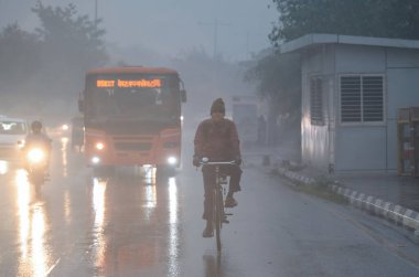 NEW DELHI INDIA 27 ARALIK 2024 soğuk ve yağmurlu hava sabahında ITO yakınlarındaki Vikas Marg 'da 27 Aralık 2024' te Yeni Delhi 'de ve yakınlarındaki bölgelerde Cuma günü sıcaklık düşüşüne yol açan hafif ve şiddetli yağmur yağdı.