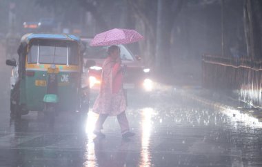 NEW DELHI INDIA 27 ARALIK 2024 Connaught Place Circle 'da soğuk ve yağmurlu hava sabahında 27 Aralık 2024' te Yeni Delhi 'de ve yakınlardaki bölgelerde Cuma günü sıcaklık düşüşüne yol açan hafif ve şiddetli yağmur yağdı.