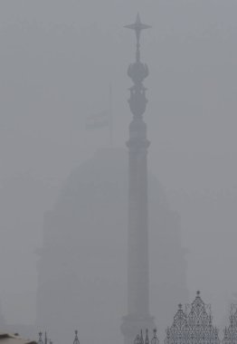 YENİ DELHI INDIA 27 Aralık 2024 Eski Başbakan Manmohan Singh 'e saygı göstergesi olarak 27 Aralık 2024' te Yeni Delhi F 'de bir hafta süreyle başkanlık binasının direğinde yarıya indirildi.