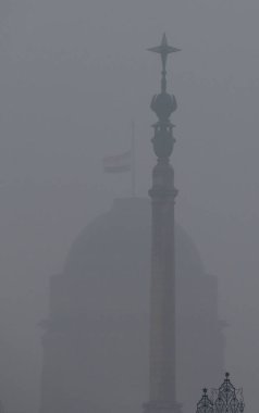 YENİ DELHI INDIA 27 Aralık 2024 Eski Başbakan Manmohan Singh 'e saygı göstergesi olarak 27 Aralık 2024' te Yeni Delhi F 'de bir hafta süreyle başkanlık binasının direğinde yarıya indirildi.