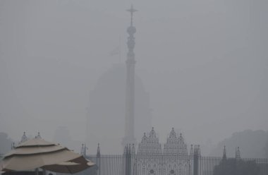 YENİ DELHI INDIA 27 Aralık 2024 Eski Başbakan Manmohan Singh 'e saygı göstergesi olarak 27 Aralık 2024' te Yeni Delhi F 'de bir hafta süreyle başkanlık binasının direğinde yarıya indirildi.