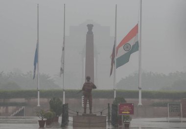 YENİ DELHI INDIA 27 ARALIK 2024 Ulusal Bayrak Ulusal Savaş Anıtı 'nda yarıya indirilirken, eski Başbakan Manmohan Singh' in 27 Aralık 2024 tarihinde Yeni Delhi 'de bir haftalık devlet yasına saygı göstergesi olarak ülkede bir hafta boyunca gözlenmektedir.