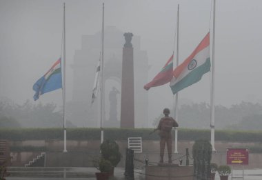 YENİ DELHI INDIA 27 ARALIK 2024 Ulusal Bayrak Ulusal Savaş Anıtı 'nda yarıya indirilirken, eski Başbakan Manmohan Singh' in 27 Aralık 2024 tarihinde Yeni Delhi 'de bir haftalık devlet yasına saygı göstergesi olarak ülkede bir hafta boyunca gözlenmektedir.