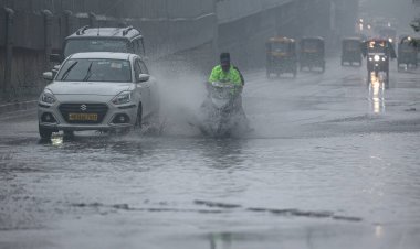 NEW DELHI INDIA 27 ARALIK 2024 Banliyö sakinleri, 27 Aralık 2024 tarihinde Ashram Chowk yakınlarındaki soğuk bir kış akşamında yağmurdan sonra yağmurlu bir su boyunca yürüdü.