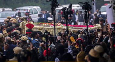 NEW DELHI INDIA DECEMBER 28 2024 Mortal remains of former prime minister Dr Manmohan Singh being brought to Nigambodh Ghat for the last rites on December 28 2024 in New Delhi India Former Indian prime minister Manmohan Singh has died at the age of 92 clipart