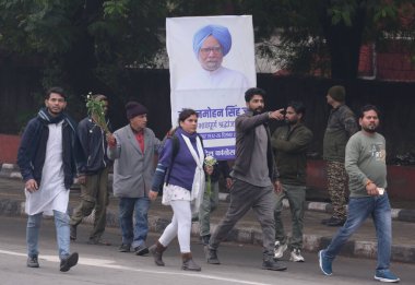 NEW DELHI INDIA DECEMBER 28 2024 Congress Workers carrying posters of former prime minister Dr Manmohan Singh along the convoy carring his mortal remains to the Nigambodh Ghat for his last rites on December 28 2024 in New Delhi India Former Indian pr clipart