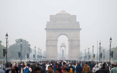 YENİ DELHI INDIA 29 ARALIK 2024 Hindistan Kapısı üzerinde 29 Aralık 2024 tarihinde oluşan bir sis tabakası Yeni Delhi Kuzey Hindistan 'da soğuk hava altında sersemlemiş durumda.