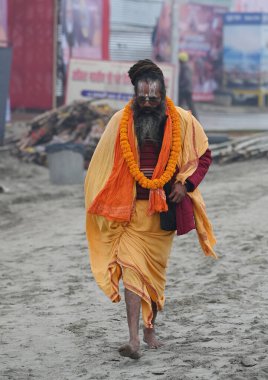 PRAYAGRAJ INDIA 28 Aralık 2024 Bir sadhu 28 Aralık 2024 tarihinde Mahakumbh Nagar 'daki yağmur sırasında Prayagraj Hindistan' da bir sonraki Maha Kumbh Mela 13 Ocak - 26 Şubat 2025 tarihleri arasında Prayagraj 'da gerçekleşecek. 