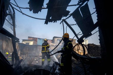 MUMBAI INDIA 28 Aralık 2024 Wajid Ali Bileşik Khairani Yolu Sakinaka 'da 28 Aralık 2024' te Hindistan İtfaiye Teşkilatı yetkilileri 10 küçük hortumun yaralanmadığını bildirdiler.