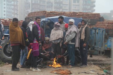 Gurugram Hindistan 29 Aralık 2024 Soğuk bir kış sabahı Şenlik ateşi etrafında oturan insanlar Gurugram Hindistan 'da MDI Chowk' ta 29 Aralık 2024 Fotoğraf: Parveen Kumar Hindustan Times