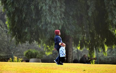 Yeni DELHI INDIA 29 Aralık 2024 Delhi Hayvanat Bahçesi 29 Aralık 2024 'te Yeni Delhi' de soğuk hava koşullarında genç ziyaretçiler soğuk hava altında kıvranıyor.