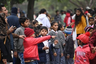 NEW DELHI INDIA 29 Aralık 2024 Hafta sonu Delhi Hayvanat Bahçesi 'nde soğuk hava koşulları sırasında 29 Aralık 2024' te Kuzey Hindistan 'da soğuk hava altında sersemlemiş durumda.