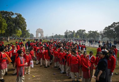 YENİ DELHI INDIA 29 ARALIK 2024 ÖĞrenciler Hindistan 'a yaptıkları eğitim ziyareti sırasında güzel bir günde 29 Aralık 2024' te Yeni Delhi 'de Kuzey Hindistan soğuk hava altında sersemliyor.