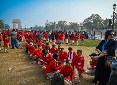 YENİ DELHI INDIA 29 ARALIK 2024 ÖĞrenciler Hindistan 'a yaptıkları eğitim ziyareti sırasında güzel bir günde 29 Aralık 2024' te Yeni Delhi 'de Kuzey Hindistan soğuk hava altında sersemliyor.