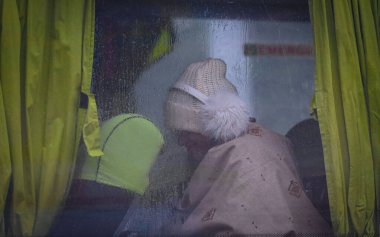 YENİ DELHI INDIA 29 ARALIK 2024 Kashmiri Kapısı 'nda 29 Aralık 2024 tarihinde soğuk ve sisli bir sabah görüldü. Hindistan' ın Yeni Delhi 'de Kuzey Hindistan soğuk hava altında sersemliyor.