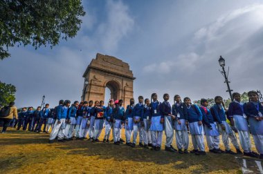 NEW DELHI INDIA DECEMBER 30 2024 School students enjoy India gate during the Clean and cold weather on December 30 2024 in New Delhi India North India is reeling under cold weather with temperatures plummeting across several states As per IMD the min clipart