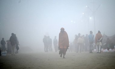 PRAYAGRAJ INDIA 30 ARALIK 2024 Sadhu, 30 Aralık 2024 'te yoğun sis sırasında Prayagraj Hindistan' da görülebilir. 13 Ocak - 26 Şubat 2025 tarihleri arasında Prayagraj 'da bir sonraki Maha Kumbh Mela' nın gerçekleşmesi bekleniyor.