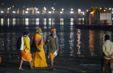 PRAYAGRAJ INDIA 30 Aralık 2024 Bir grup sadhu 30 Aralık 2024 'te Sangam' da Hindistan Prayagraj 'da bir sonraki Maha Kumbh Mela 13 Ocak - 26 Şubat 2025 tarihleri arasında Prayagraj' da gerçekleşecek.