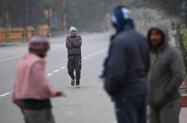 NEW DELHI INDIA DECEMBER 31 2024 Delhiites brave the early morning cold near India Gate on December 31 2024 in New Delhi India Photo by Ajay Aggarwal Hindustan Times clipart