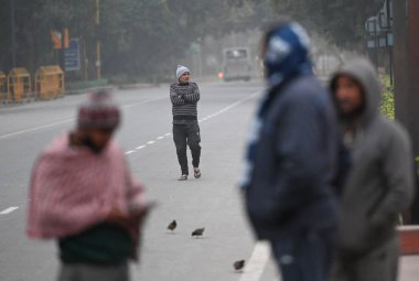 NEW DELHI INDIA DECEMBER 31 2024 Delhiites brave the early morning cold near India Gate on December 31 2024 in New Delhi India Photo by Ajay Aggarwal Hindustan Times clipart