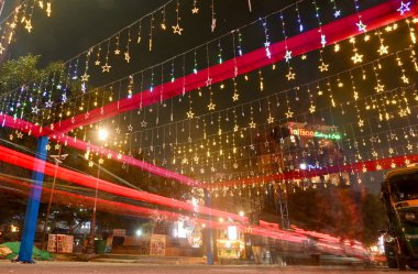 NOIDA INDIA 31 Aralık 2024 Sektör 18 pazarı 31 Aralık 2024 'te Noida, Hindistan' da yapılacak yeni yılı kutlamak için Pazartesi gecesi güzel bir şekilde aydınlatıldı. 