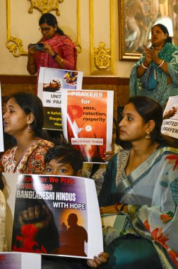 KOLKATA INDIA 31 Aralık 2024 Uluslararası Krishna Bilinç Derneği ISKCON hayranları özel bir dua sırasında ve 31 Aralık 2024 tarihinde Kolkata Hindistan 'da ISKCON Tapınağı' nda Bangladeşli azınlıkların güvenliği ve güvenliği için ilahi 