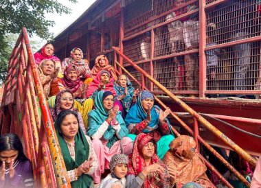 GURUGRAM, INDIA: 1 Ocak 2025 - Binlerce dindar, Gurugram köyü yakınlarındaki 2025 yılının ilk gününde ibadet için Sheetla Mata Mandir 'e geldi (Fotoğraf: Parveen Kumar Hindustan Times)