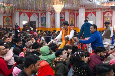 GURUGRAM, INDIA: 1 Ocak 2025 - Binlerce dindar, Gurugram köyü yakınlarındaki 2025 yılının ilk gününde ibadet için Sheetla Mata Mandir 'e geldi (Fotoğraf: Parveen Kumar Hindustan Times)