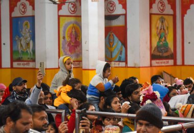 GURUGRAM, INDIA: 1 Ocak 2025 - Binlerce dindar, Gurugram köyü yakınlarındaki 2025 yılının ilk gününde ibadet için Sheetla Mata Mandir 'e geldi (Fotoğraf: Parveen Kumar Hindustan Times)