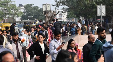 NEW DELHI, INDIA - 1 Ocak 2024 tarihinde, Hindistan 'ın Yeni Delhi şehrinde, 1 Ocak 2024 tarihinde, Hanuman Mandir' de uzun kuyrukta bekleyenler,