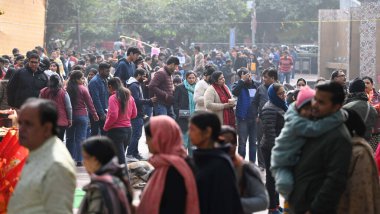 NEW DELHI: 1 HAZİRAN, 2025 - Hayranlar, 2025 yılının ilk günü Hanuman Mandir 'de, 1 Ocak 2024 tarihinde, Yeni Delhi Hindistan' da Arvind Yadav Hindustan Times tarafından çekilmiştir.