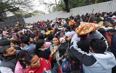 NEW DELHI, INDIA - 1 Ocak 2025: Yeni Delhi, Hindistan 'da 1 Ocak 2024 tarihinde Kalka Mata Mandir' de saygıyla anmak için bekleyen Devasa Takipçiler Acelesi. (Fotoğraf: Arvind Yadav / Hindustan Times )