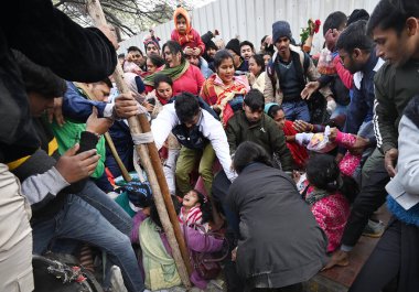 NEW DELHI, INDIA: 1 Ocak 2025 - Kalka Mata Mandir 'de 2025 yılının ilk günü secde etmek için bekleyenlerin kuyruğunda böyle bir durum yaşandı. Fotoğraf: Salman Ali Hindustan Times