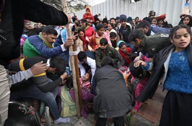 NEW DELHI, INDIA: 1 Ocak 2025 - Kalka Mata Mandir 'de 2025 yılının ilk günü secde etmek için bekleyenlerin kuyruğunda böyle bir durum yaşandı. Fotoğraf: Salman Ali Hindustan Times