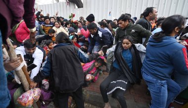 NEW DELHI, INDIA: 1 Ocak 2025 - Kalka Mata Mandir 'de 2025 yılının ilk günü secde etmek için bekleyenlerin kuyruğunda böyle bir durum yaşandı. Fotoğraf: Salman Ali Hindustan Times