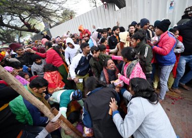 NEW DELHI, INDIA: 1 Ocak 2025 - Kalka Mata Mandir 'de 2025 yılının ilk günü secde etmek için bekleyenlerin kuyruğunda böyle bir durum yaşandı. Fotoğraf: Salman Ali Hindustan Times