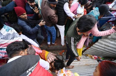 NEW DELHI, INDIA: 1 Ocak 2025 - Kalka Mata Mandir 'de 2025 yılının ilk günü secde etmek için bekleyenlerin kuyruğunda böyle bir durum yaşandı. Fotoğraf: Salman Ali Hindustan Times